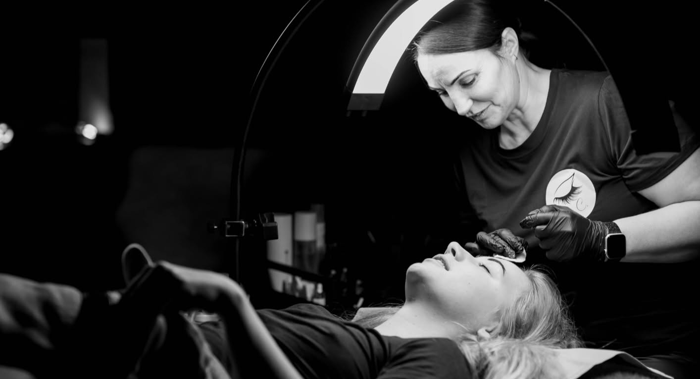 Carolina Olsson utför en behandling hos Estetica By C i Sundsvall